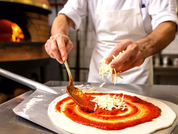 Żegnaj tradycyjna mozzarello? Nadchodzi wegański ser na pizzy