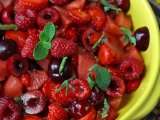 przepis Sałatka z czerwonych owoców: truskawek, malin, wiśni i arbuza, idealna na lato!