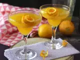 przepis Agua de valencia, śródziemnomorski koktajl z cavą i pomarańczą, który można przygotować w domu.