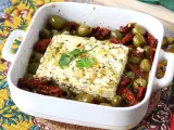 przepis Pieczona feta z suszonymi pomidorami i oliwkami, styl śródziemnomorski