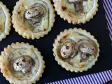 przepis Halloweenowe tarty z grzybami i serem czosnkowo-ziołowym