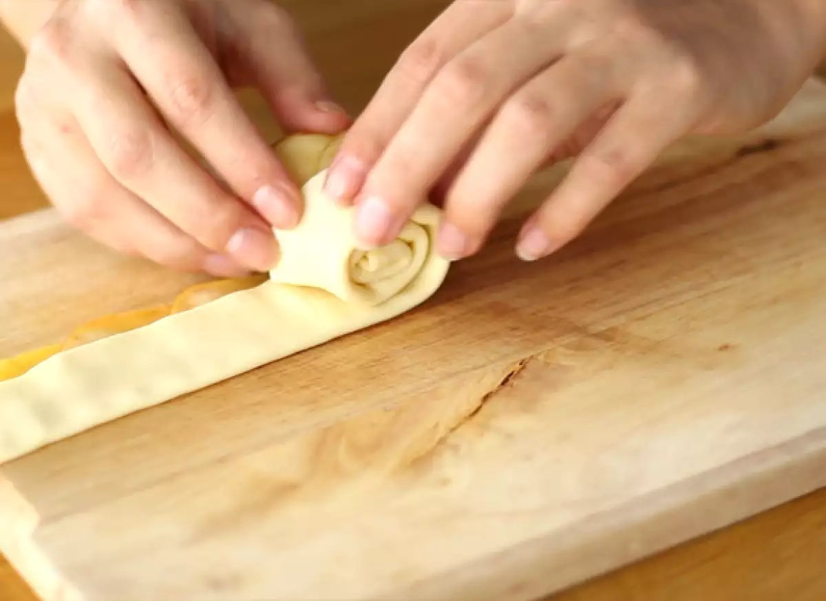 Krok 4: Złóż i zwiń, aby uformować różę