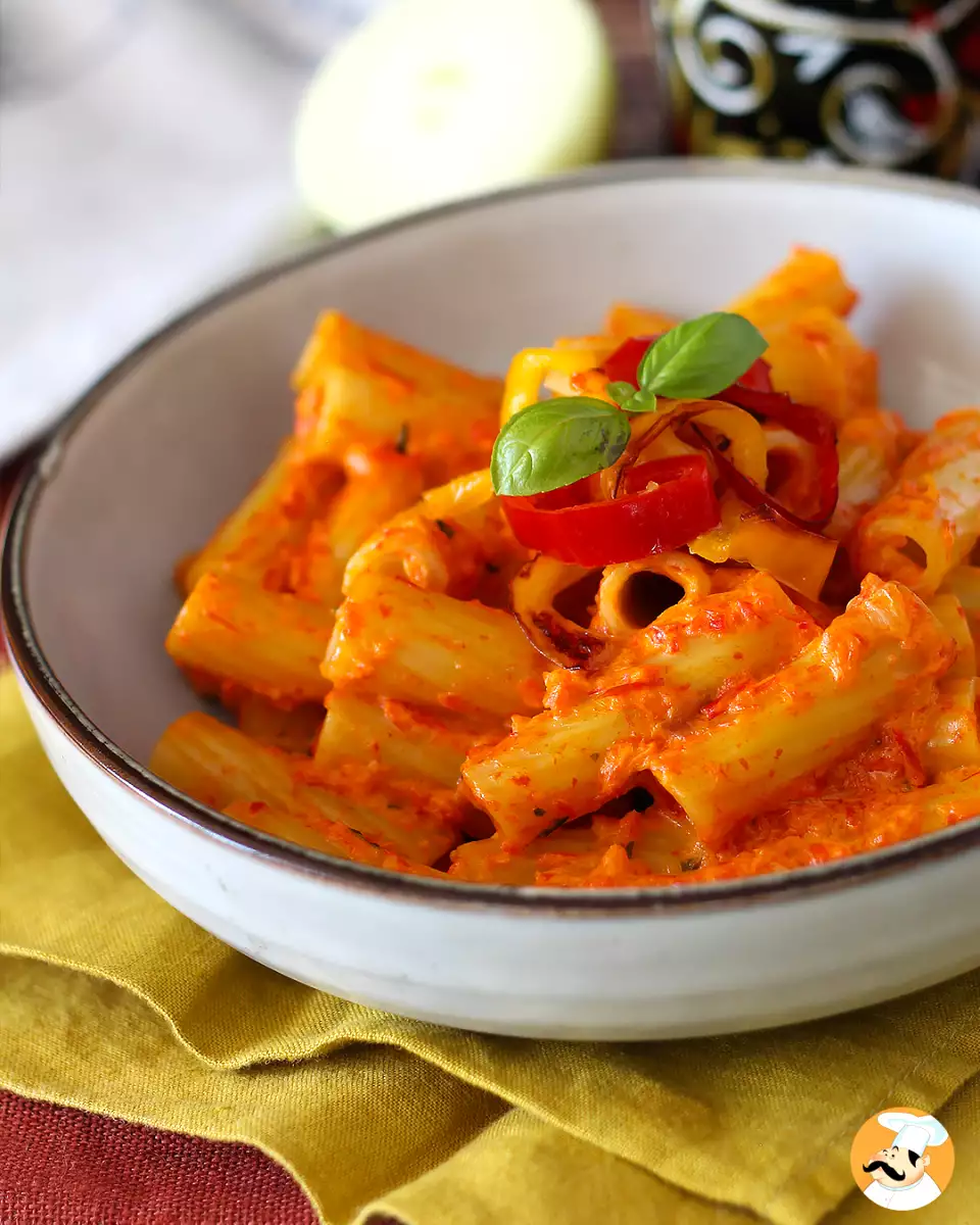 5. Makaron z kremem z papryki i sosem filadelfijskim