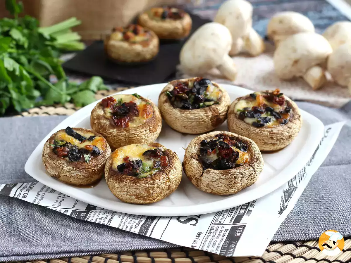 7. Pieczarki z mozzarellą, oliwkami i suszonymi pomidorami