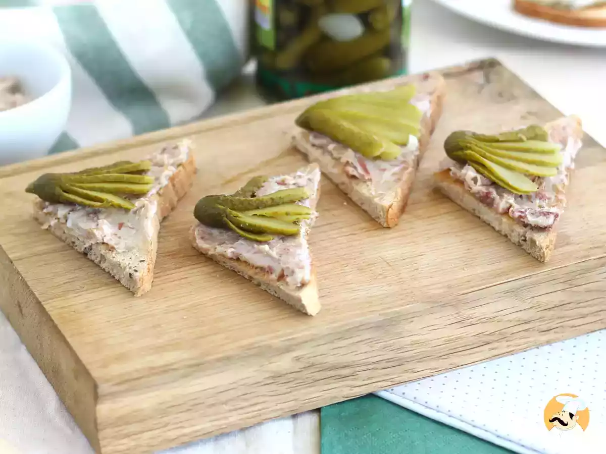 Grzanki z pasztetem i ogórkiem