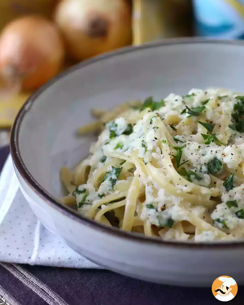 6. Kremowe spaghetti z cebulą