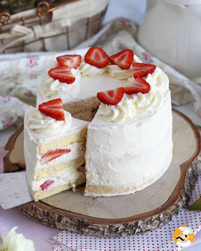 Tort warstwowy z truskawkami i kremem mascarpone