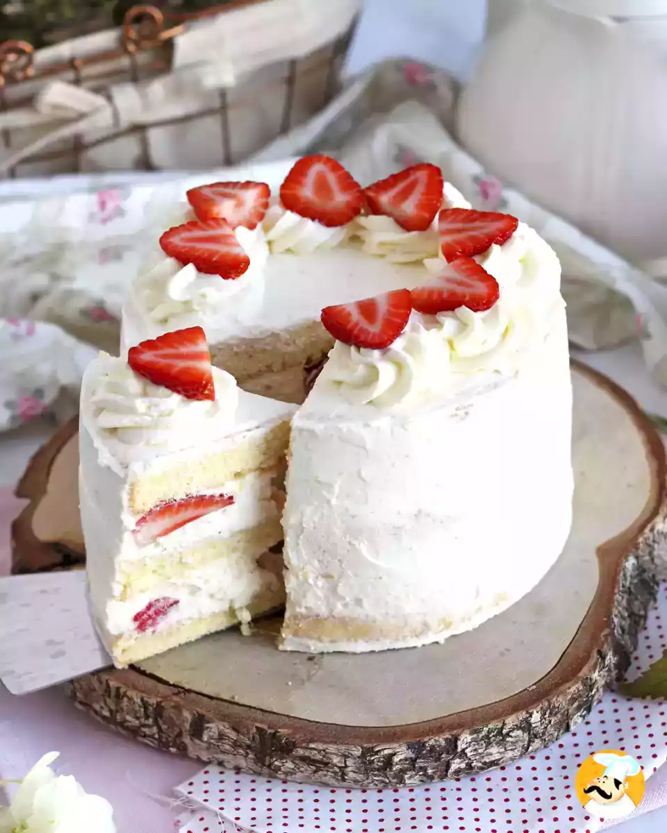 Tort warstwowy z truskawkami i kremem mascarpone