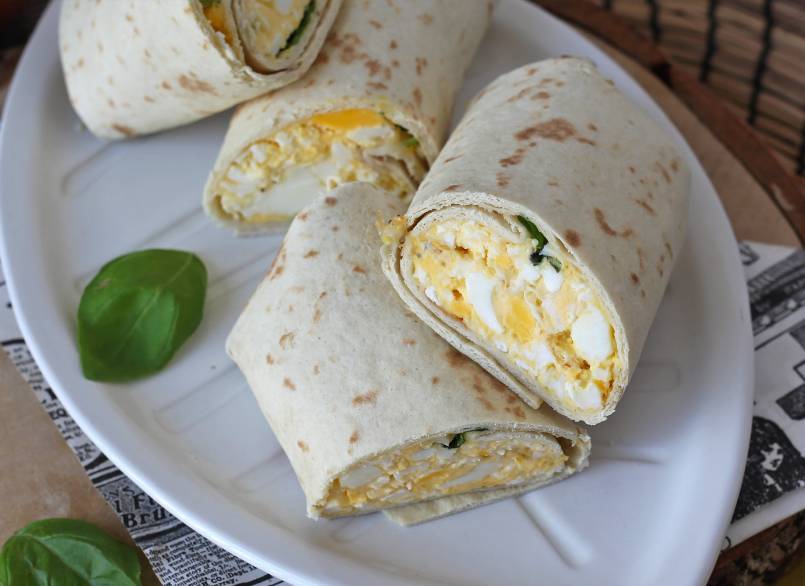 2. Wrap z jajkiem na miękko i fetą