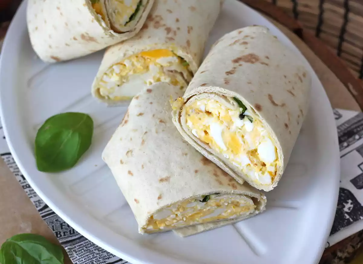 2. Wrap z jajkiem na miękko i fetą