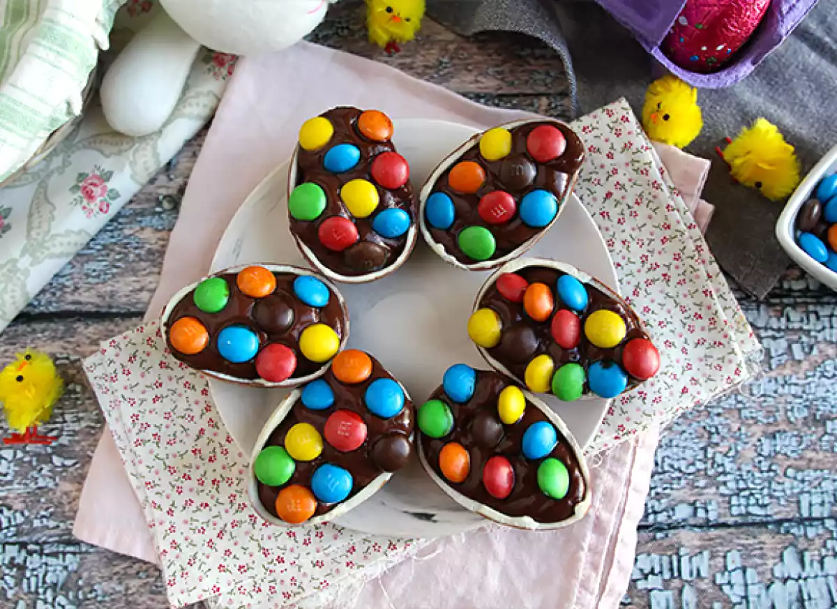 1. Jajka wielkanocne wypełnione kremem czekoladowym i m&m's