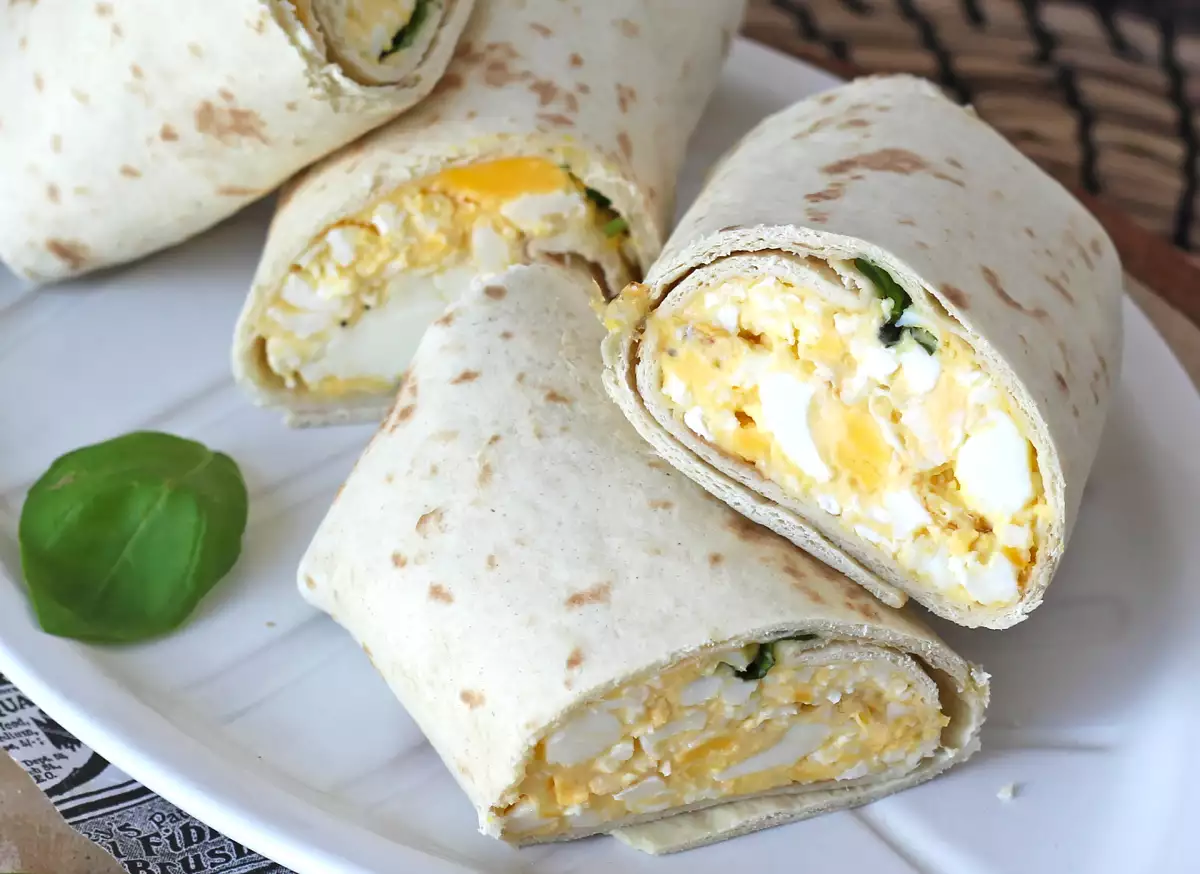 4. wrap proteinowy z jajkiem i serem feta