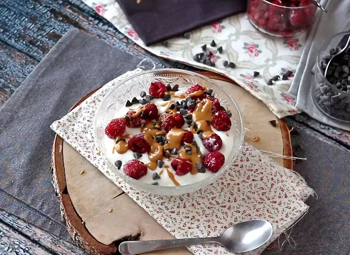 5. Skyr Bowl z czerwonymi owocami, masłem orzechowym i czekoladą