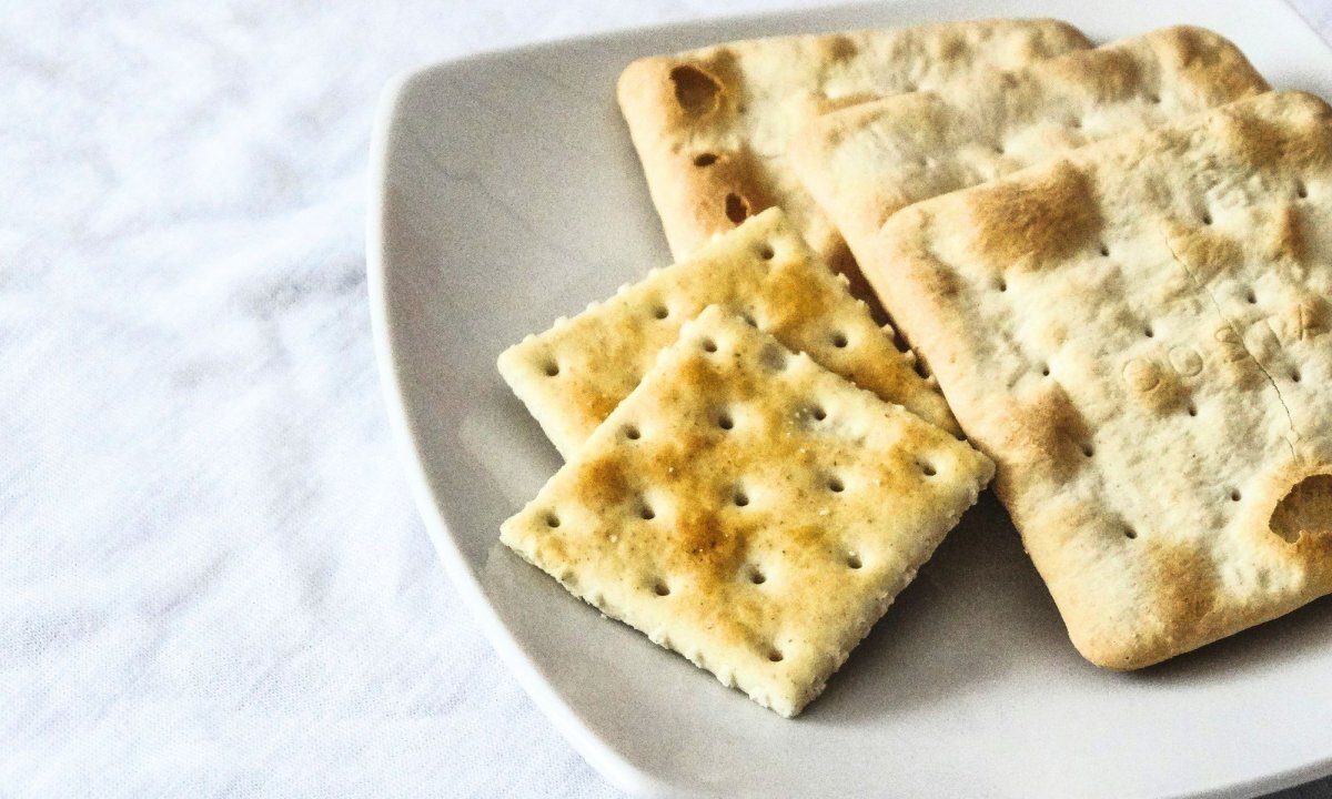 Dlaczego krakersy mają dziury? Prawdziwy powód ujawniony