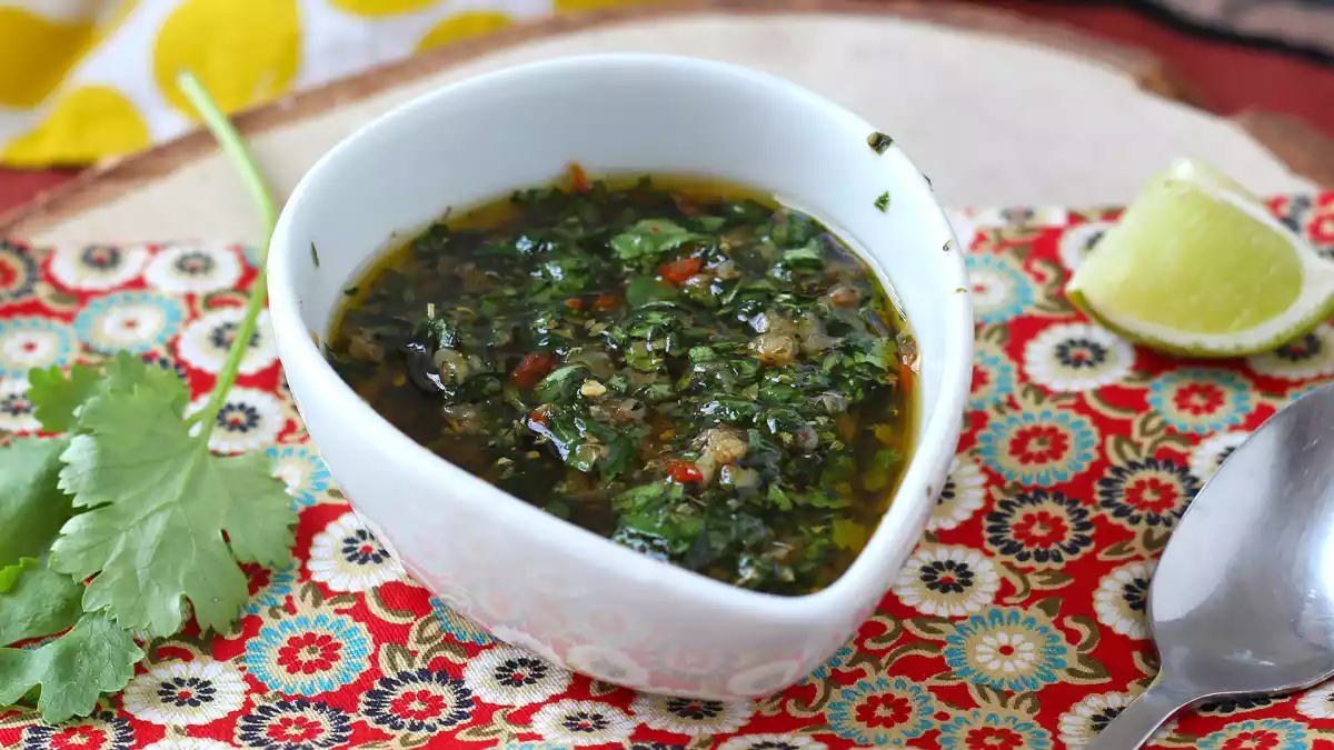 Nie popełniaj tych 9 (bardzo) powszechnych błędów podczas przygotowywania sosu chimichurri.