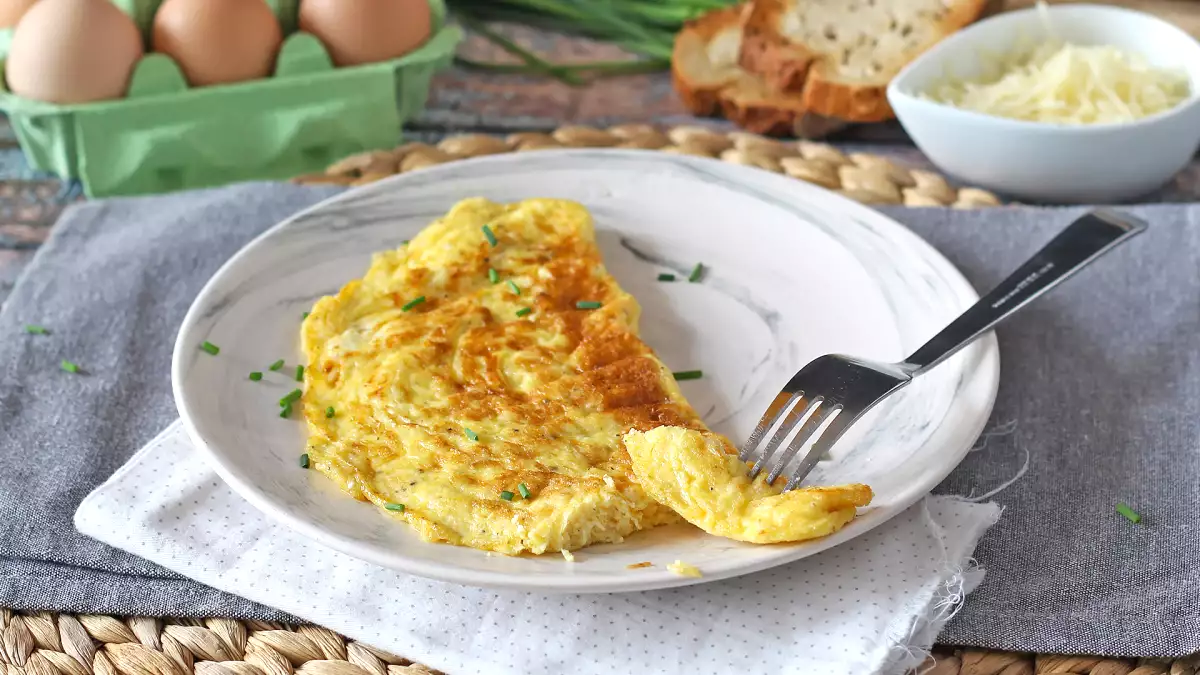 Błąd, który popełniasz przy robieniu omletu i nawet o tym nie wiesz (i dlatego się psuje!).