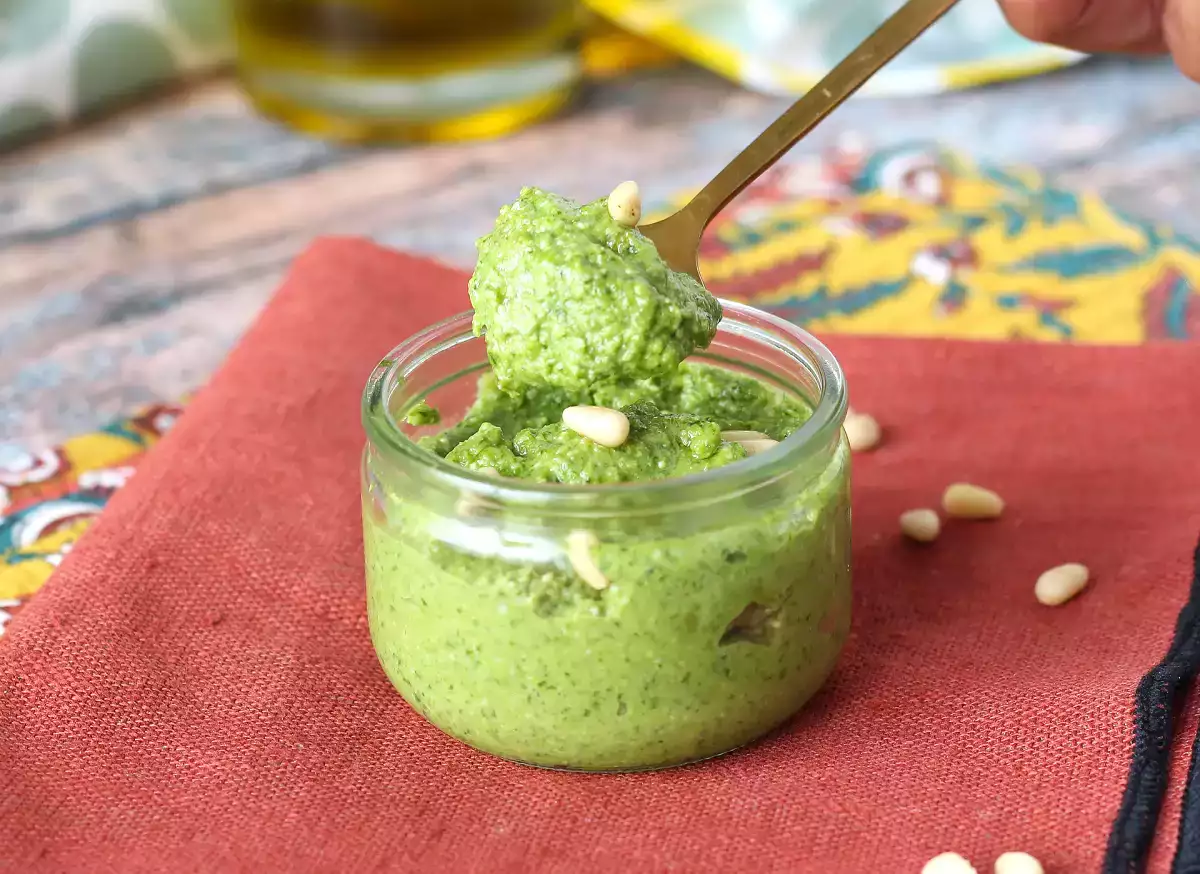 Dlaczego rukola może zdetronizować bazylię w tym pesto (i zaoszczędzić budżet!)