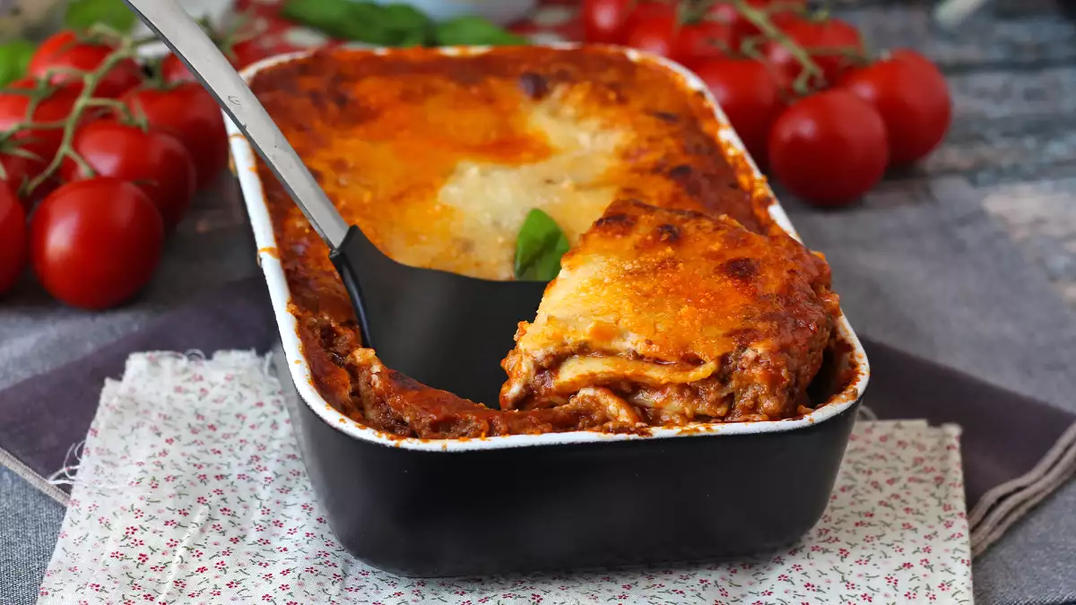 Od klasycznego bolognese po niezwykłą cukinię: 7 wersji lasagne, które Cię zaskoczą