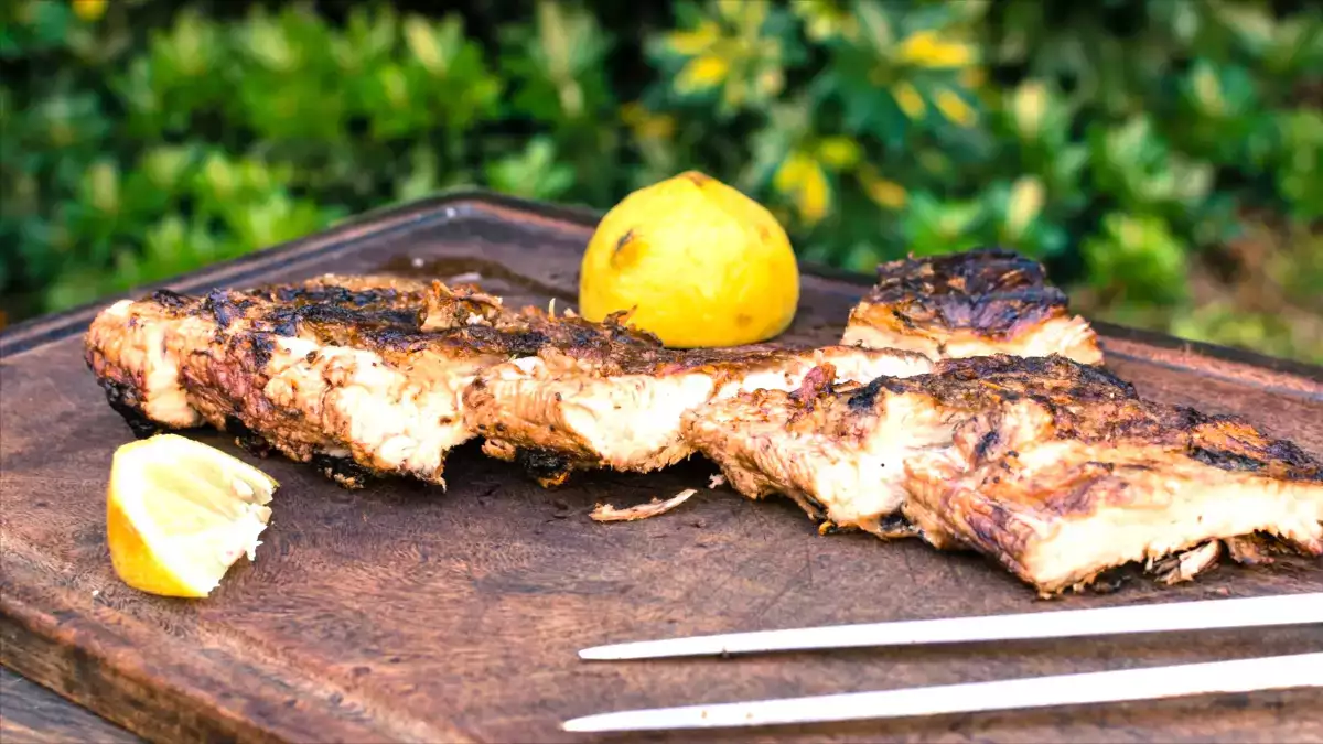 Nigdy więcej grillowania z komarami! Ta cytrynowa sztuczka jest niezawodna i dodaje smaku mięsu