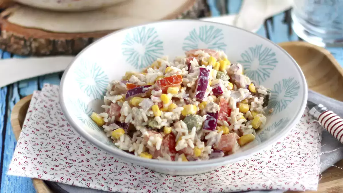 7 przepisów na sałatki ryżowe, które odświeżą letnie menu