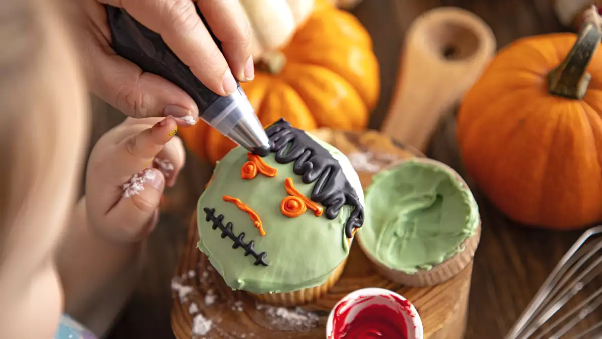 Cztery błędy w barwieniu żywności, które wyjaśniają, dlaczego desery na Halloween nie wychodzą tak, jak się spodziewałeś.