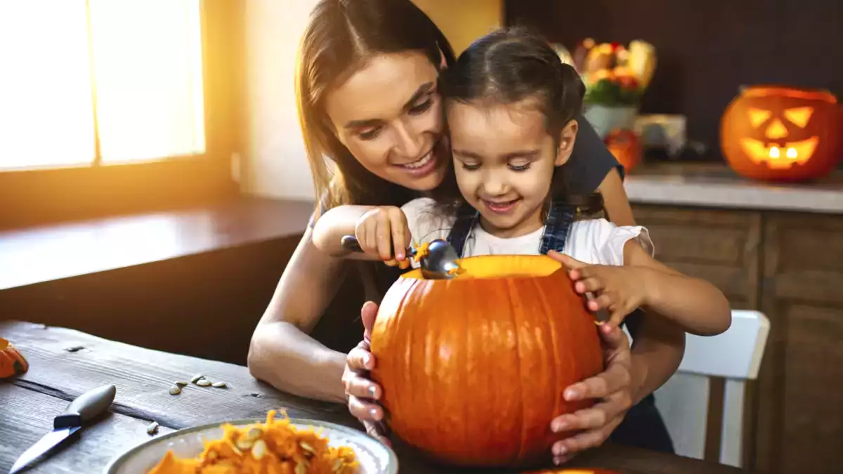 Jak wyrzeźbić dynię w domu i cieszyć się rytuałem Halloween bez skaleczeń i strachu.