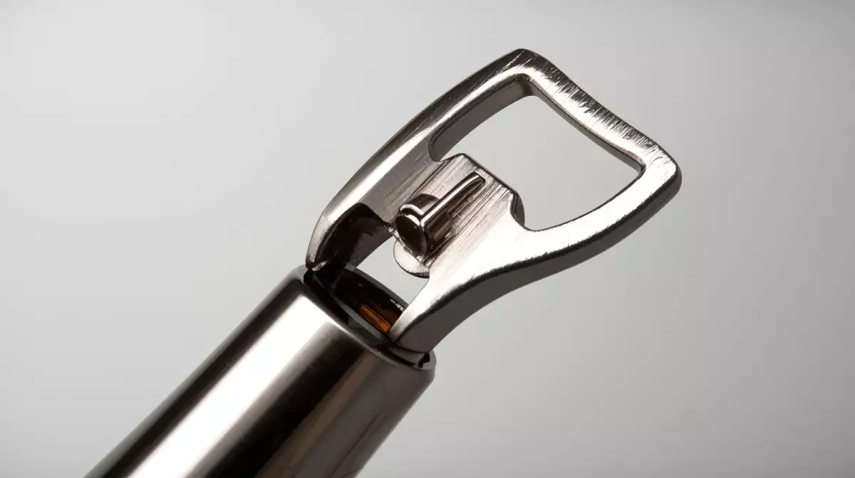 Skończyły ci się korkociągi? Nie martw się: te techniki awaryjne uratują twoje aperitify