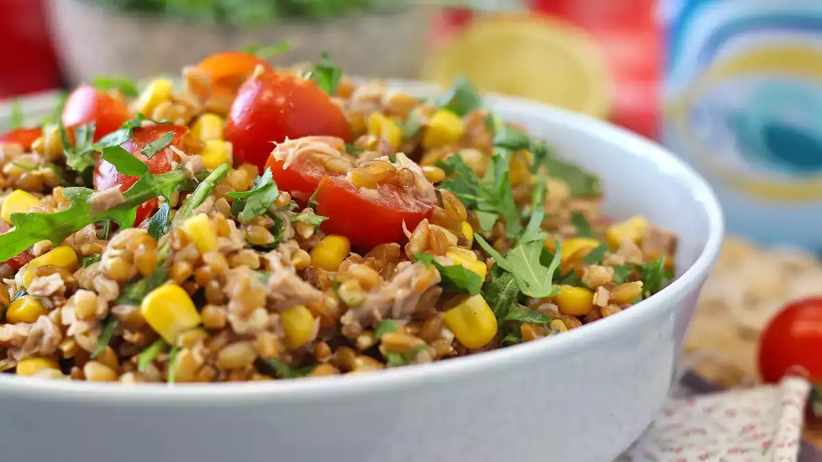 9 sprytnych pomysłów na opróżnienie lodówki (bez wyglądania jak skończyły się resztki )