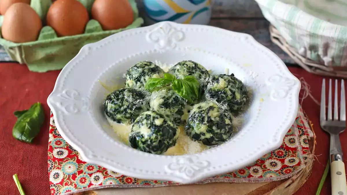 12 pieczonych świątecznych potraw, które można łatwo przygotować z wyprzedzeniem (i które zawsze świetnie wyglądają na stole)