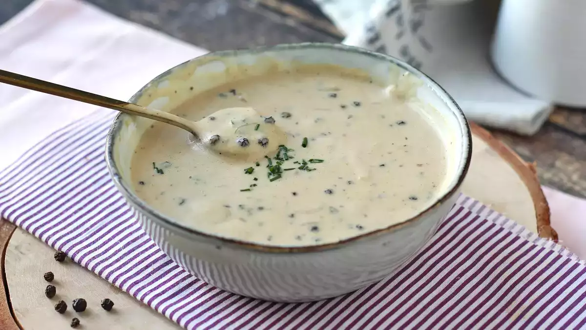 Ten sos będzie idealnie pasował do czerwonego świątecznego mięsa.