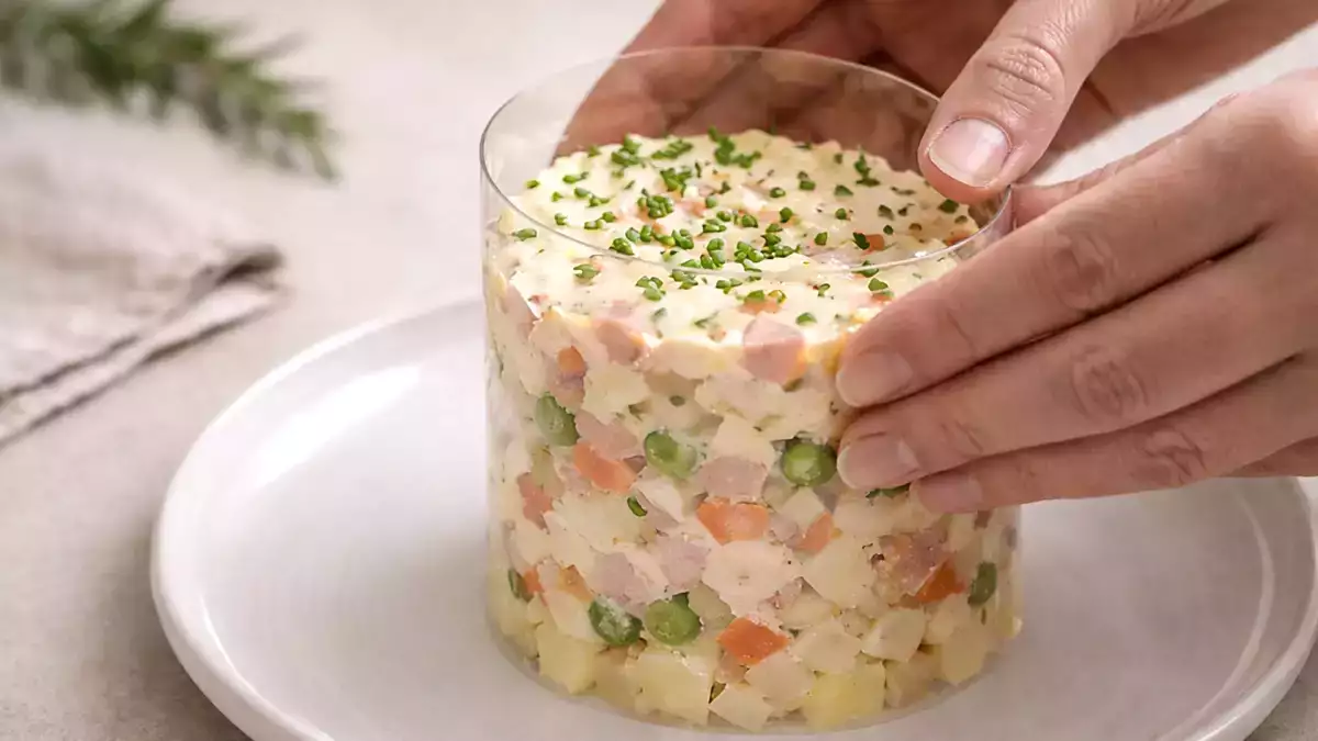 Bez pierścienia do platerowania i z gośćmi: sztuczka, która oszczędza prezentację potraw (z czymś, co już masz w domu).