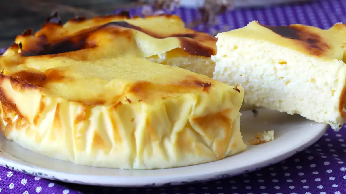 Zdrowy sernik we frytkownicy powietrznej. Słodka przekąska bez kłopotów.