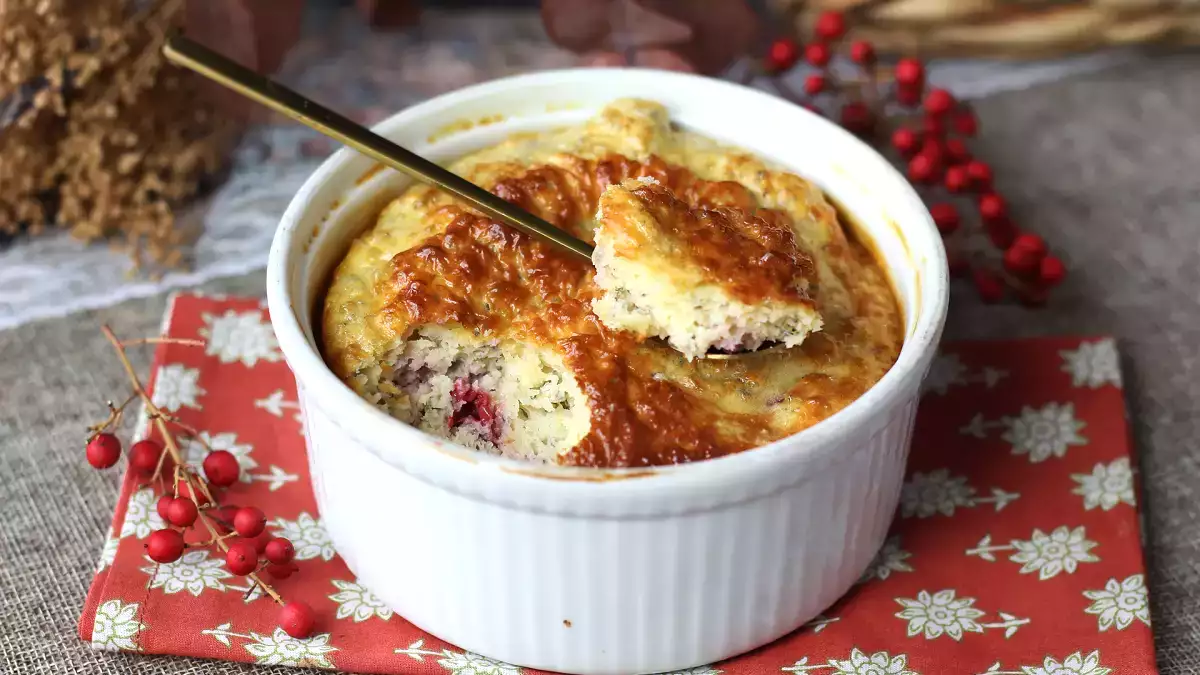 To ciasto proteinowe z czerwonymi owocami stało się moim ulubionym planem B, gdy mam ochotę na coś słodkiego bez wyrzutów sumienia.