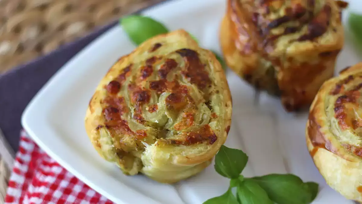 Przygotowanie tego ciasta francuskiego z pesto zajmuje zaledwie 15 minut... a znika jeszcze szybciej