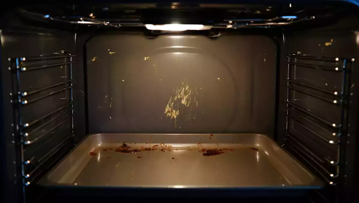 Twój piekarnik jest pełen inkrustowanego tłuszczu? Oto prosta wskazówka, jak wyczyścić go bez użycia chemikaliów