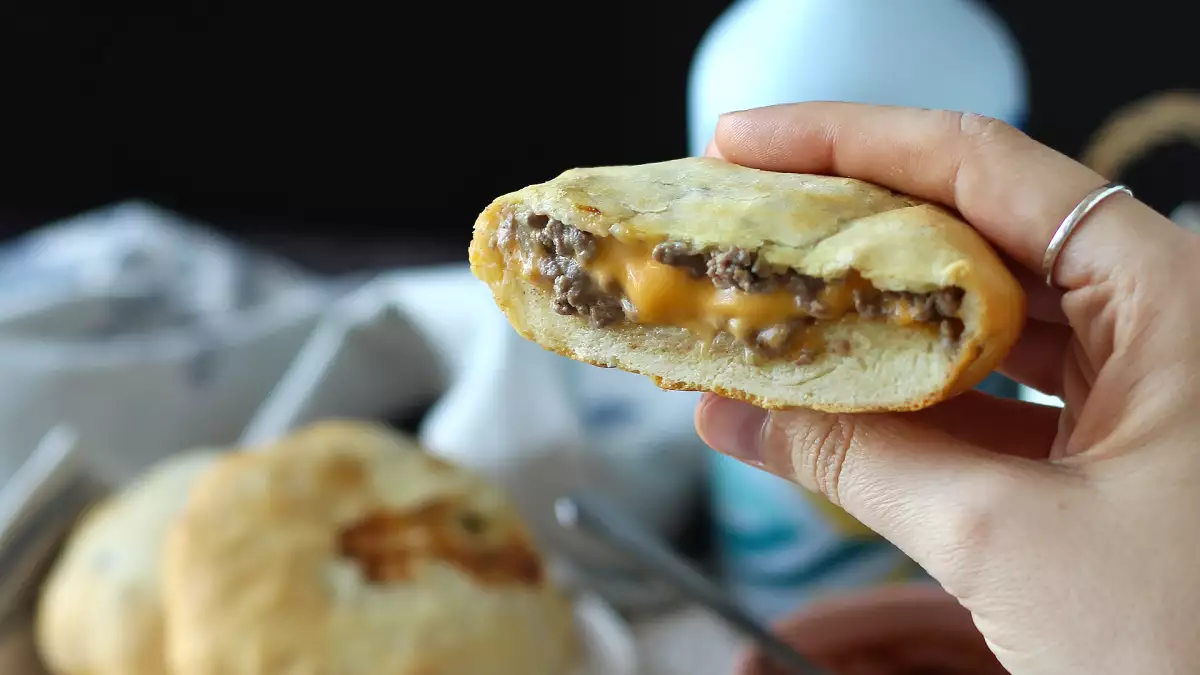 Te 10 przepisów z roztopionym serem doprowadza wszystkich do szaleństwa (i wkrótce zrozumiesz dlaczego).