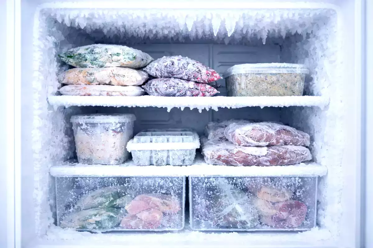 Za dużo szronu w zamrażarce? Oto prosta wskazówka, jak temu zapobiec