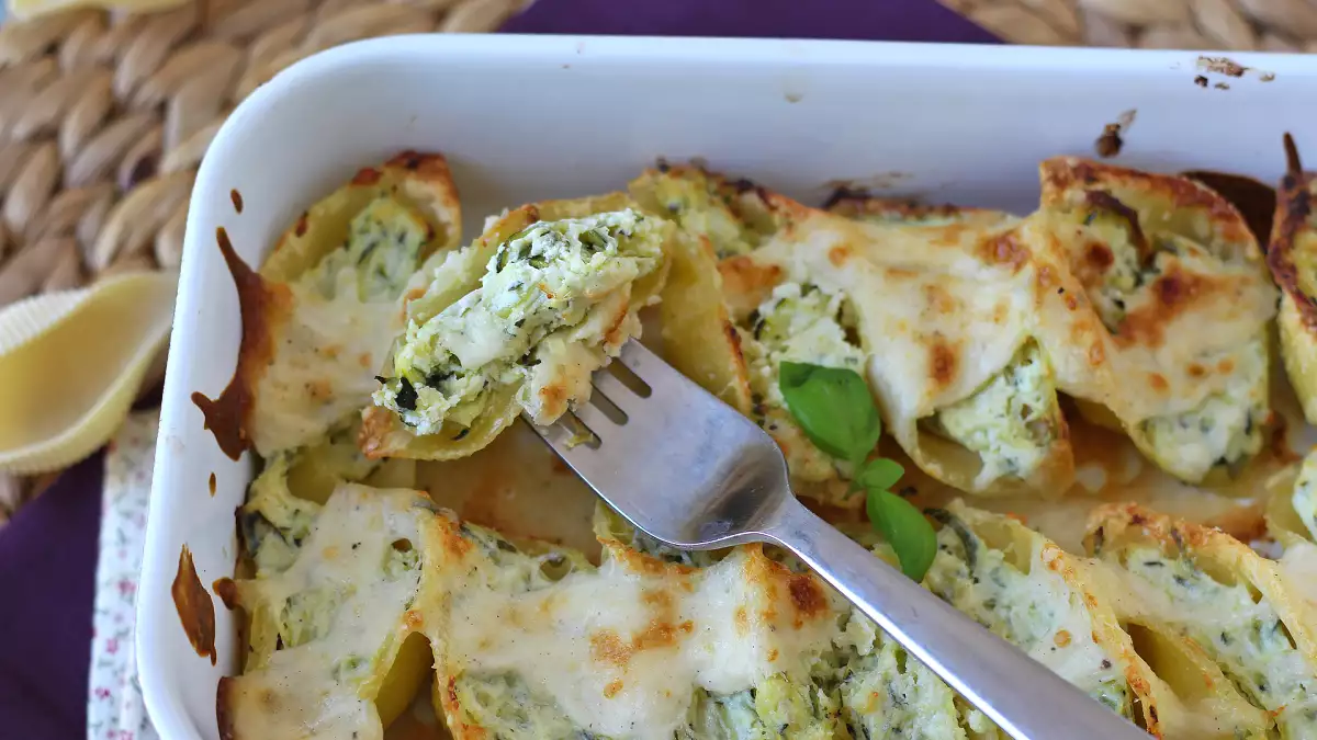 Conchiglioni nadziewane ricottą, cukinią i cytryną: idealne kremowe pierwsze danie na wielkanocny lunch