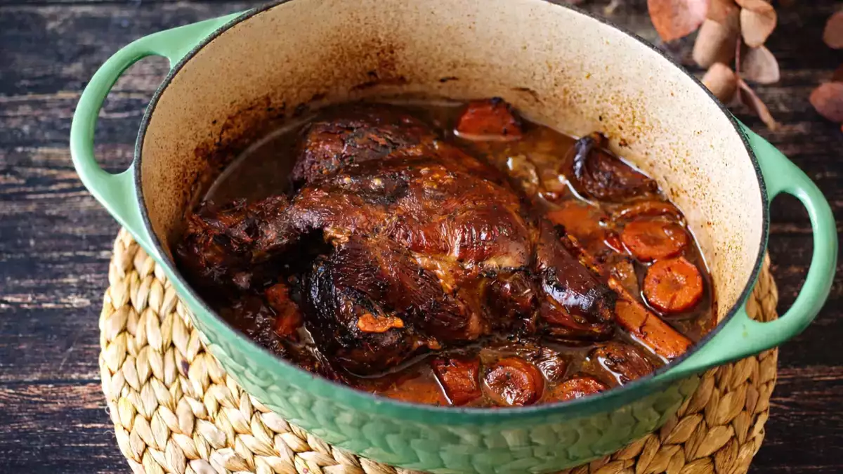 Jak upiec udziec jagnięcy na wolnym ogniu: prosta metoda na delikatne i aromatyczne mięso