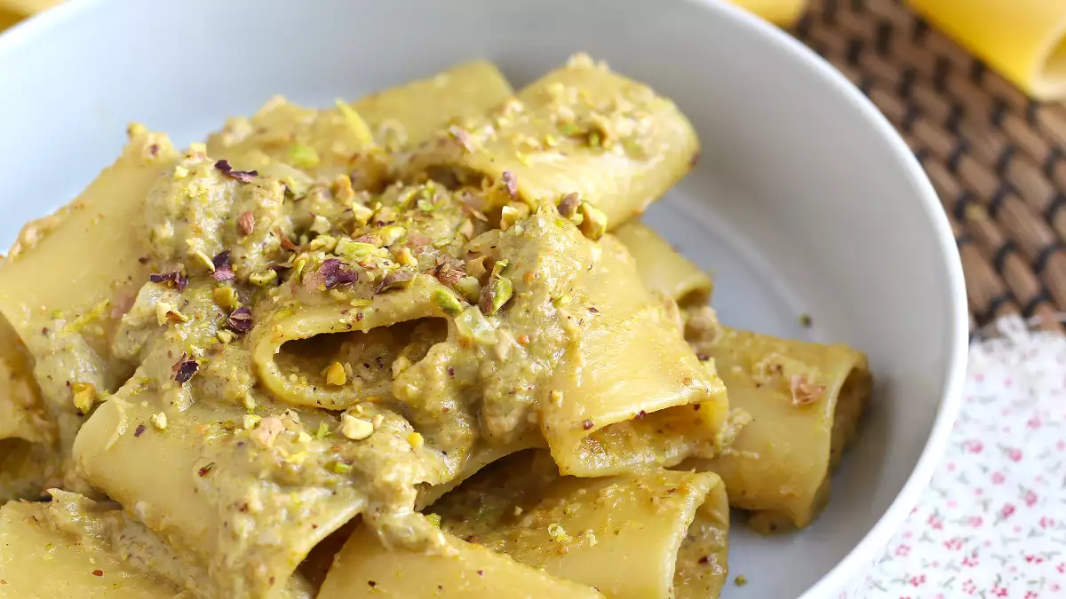 Ten kremowy makaron jest przygotowywany bez śmietany: wynik jest niesamowity