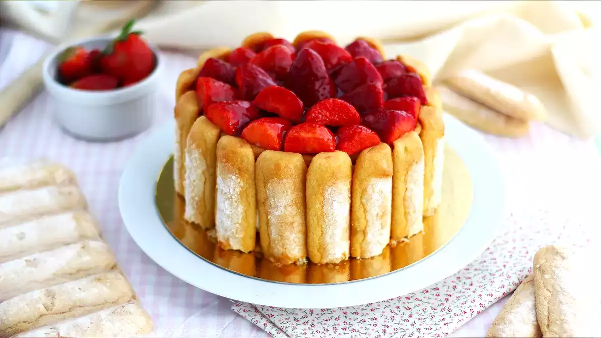 Ta prosta truskawkowa Charlotte to zdecydowanie nasz ulubiony wiosenny deser!