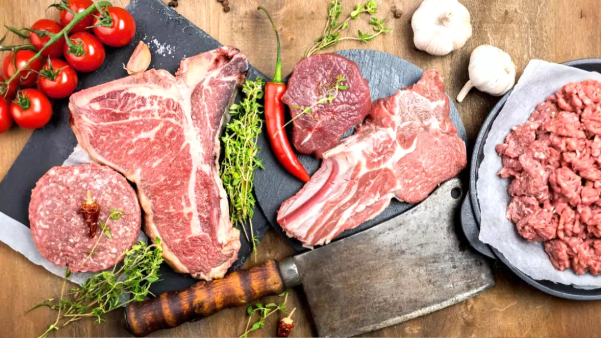 Dlaczego mięso należy zawsze wyjmować z lodówki przed gotowaniem (i na jak długo)?