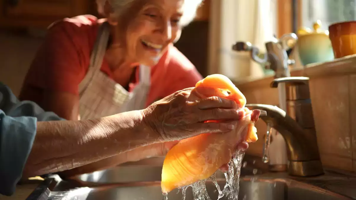 Czy naprawdę trzeba myć kurczaka przed gotowaniem? Prawda, której nigdy nie powiedziały ci mama i babcia
