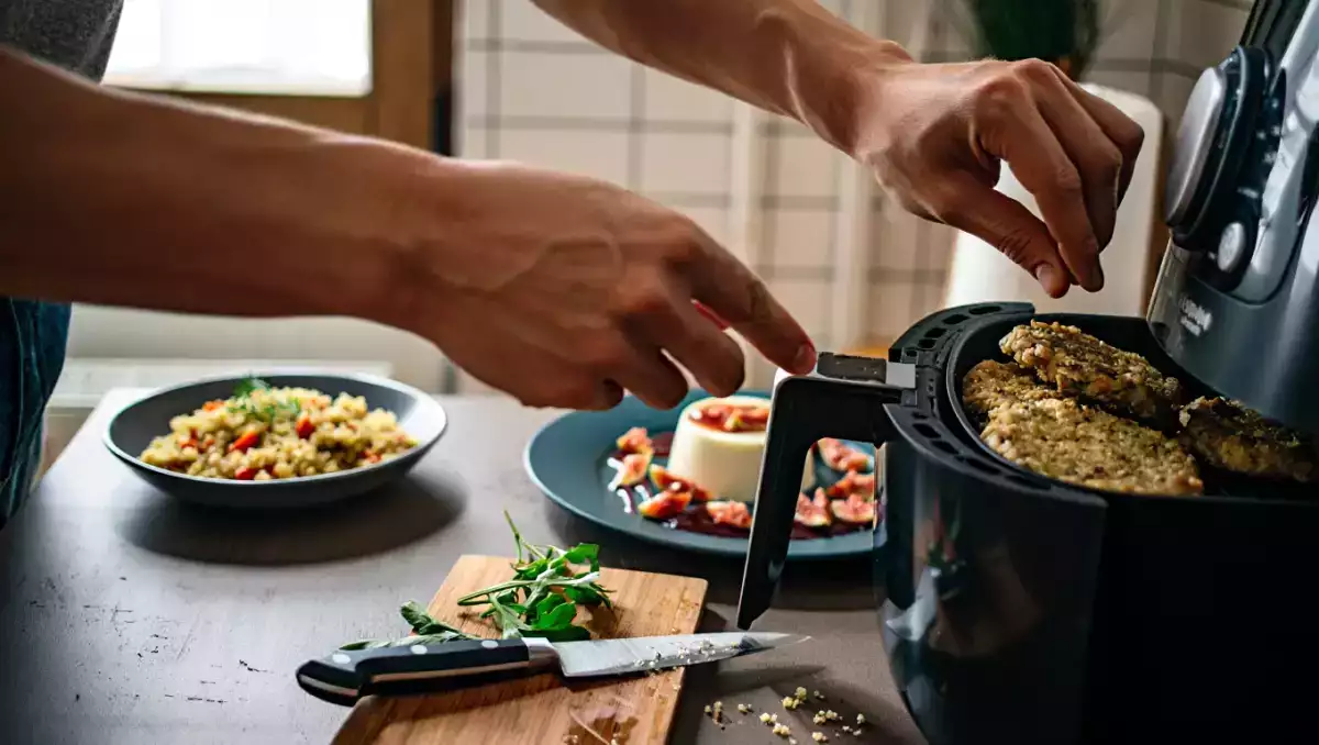 Codzienny menu, 23 kwietnia: chrupiące placuszki, komosa ryżowa i waniliowa panna cotta