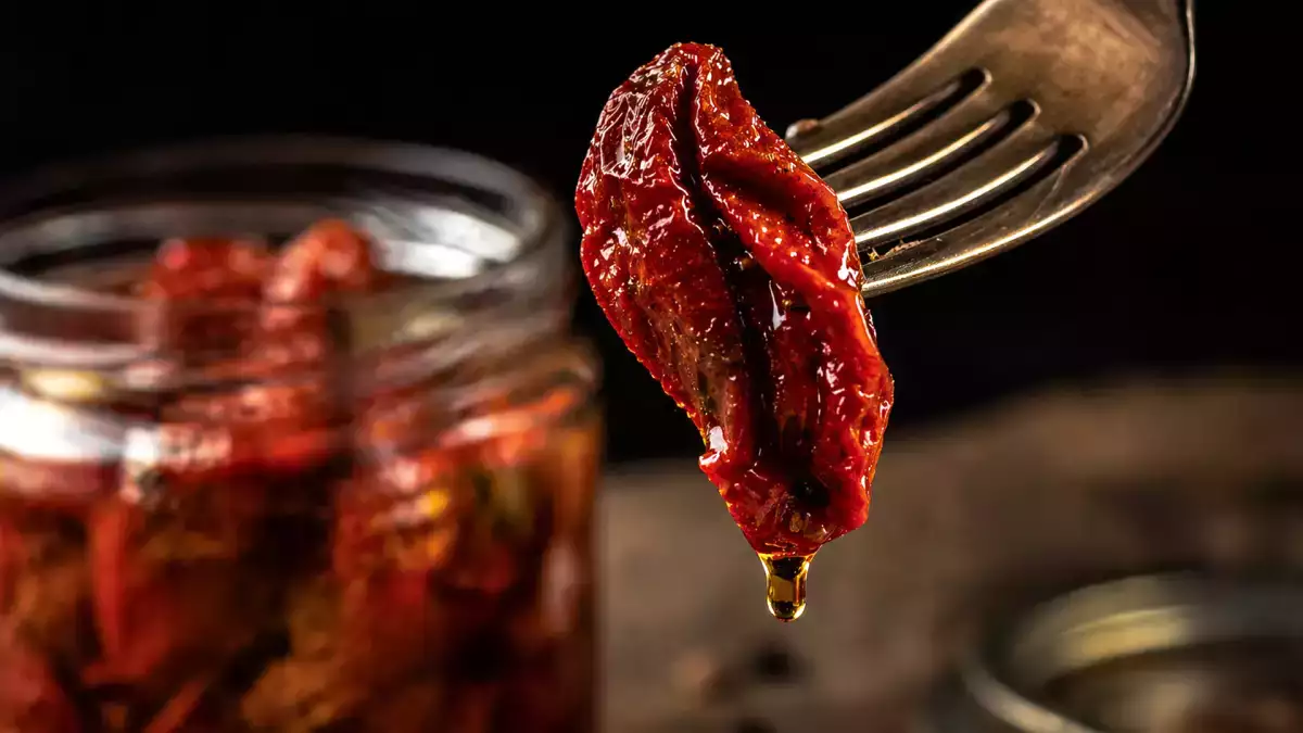 Suszone pomidory w oleju: koncentrat smaku w spiżarni i 10 przepisów, jak najlepiej go wykorzystać.