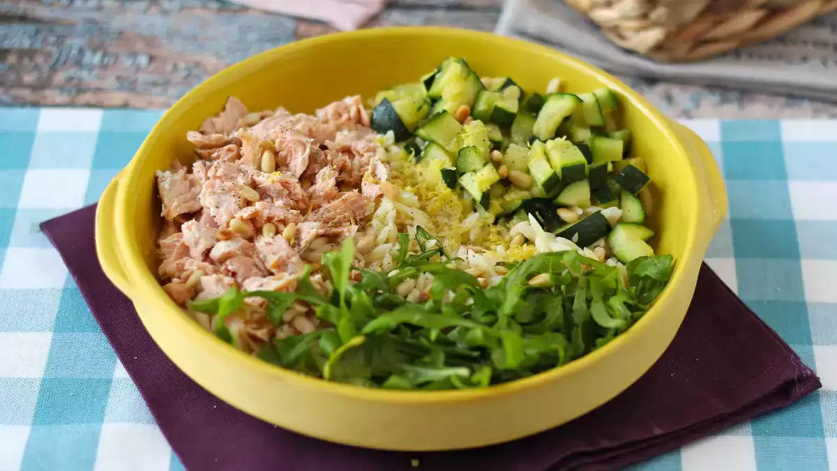 Orzo: co to jest, jak gotować i dlaczego ten mały makaron tak dobrze sprawdza się w zupach, sałatkach i kremowych daniach.