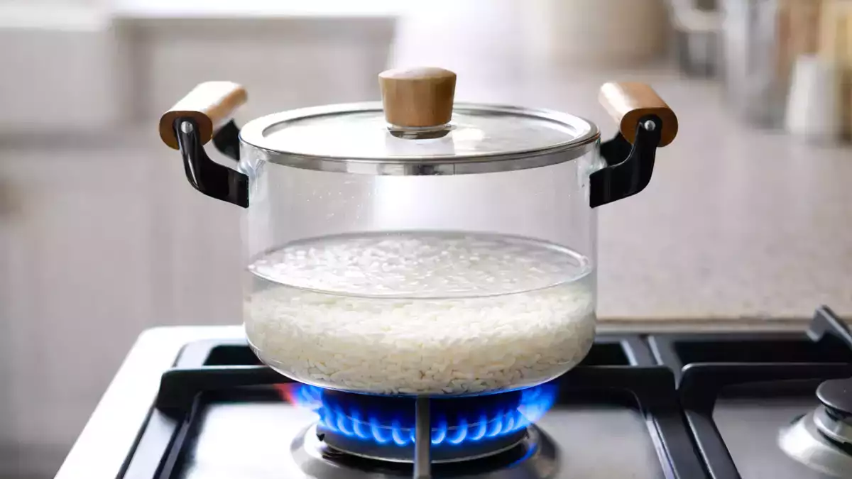 Nie musisz odmierzać wody: prosty trik na sypki ryż, którego mało kto używa