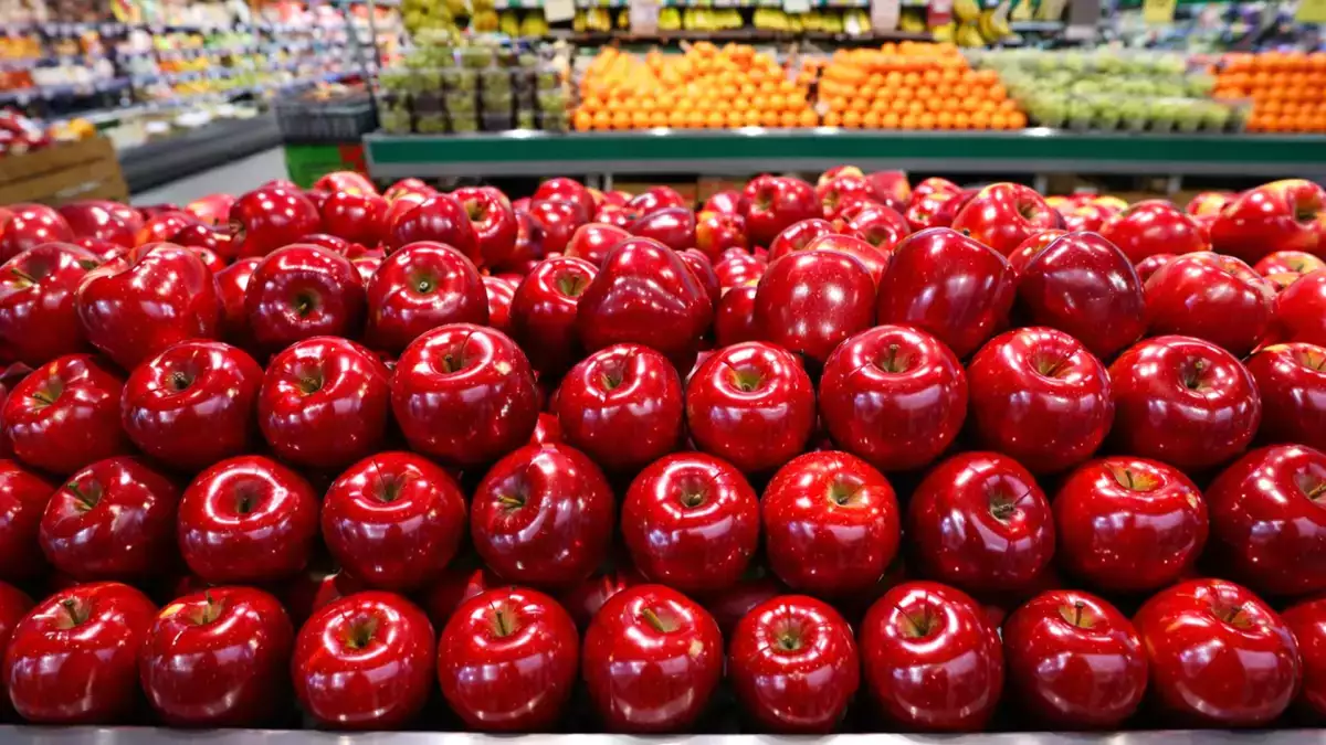 Czy ufasz tym błyszczącym jabłkom z supermarketu? Kryje się za tym coś, o czym niewielu wie