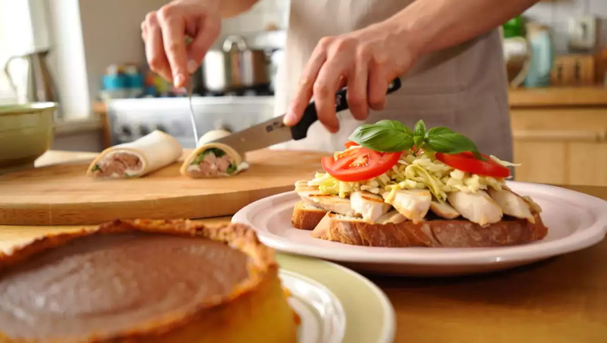 Codzienny menu, 23 maja: smakowite ruloniki, soczysta kanapka i czekoladowy flan