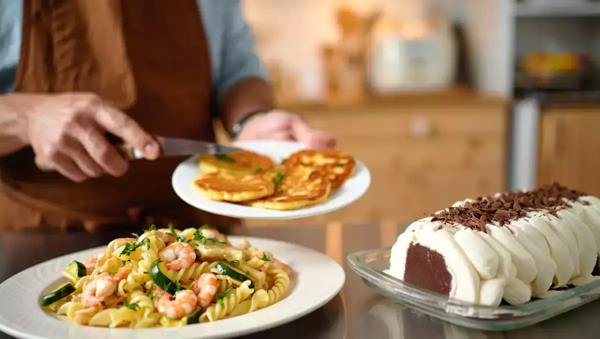 Codzienny menu, 19 maja: smakowite placki z krewetkami, makaron z cukinią i mrożony nugat